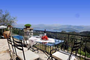 Outdoor dining -  Stone Built in a Private Estate with Great Views and Privacy (Corfu)