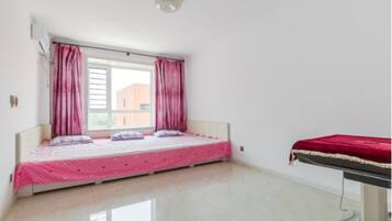 Studio | Schreibtisch, Verdunkelungsvorhänge, kostenloses WLAN