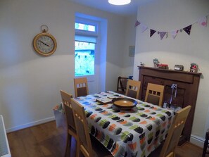Dining - Charming refurbished traditional town house 4 bed "Aunty Mary's",families,groups (Caernarfon)