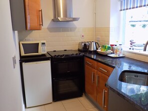 Fridge, microwave, oven, stovetop - Charming refurbished traditional town house 4 bed "Aunty Mary's",families,groups (Caernarfon)