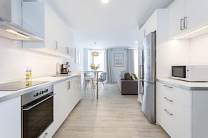 Een koelkast, een microgolfoven, een oven, een vaatwasser