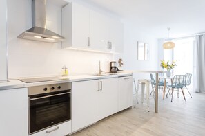 Een koelkast, een microgolfoven, een oven, een vaatwasser