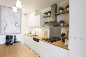 Réfrigérateur, micro-ondes, four, plaque de cuisson