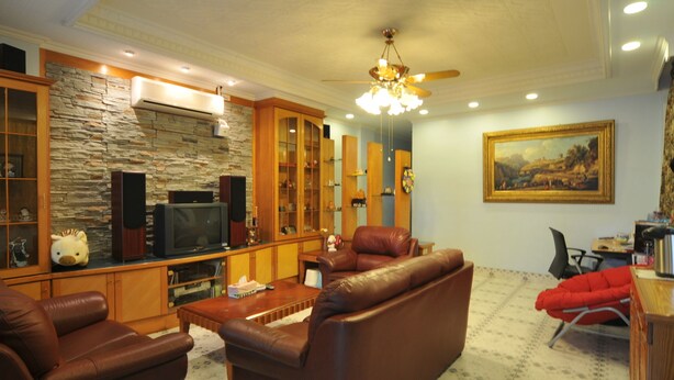 A living room with a stone wall, leather furniture, a television, and a painting. - Dog House (Taitung)
