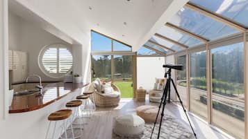 Oceanview Apartment | 3 bedrooms, iron/ironing board, free WiFi, bed sheets