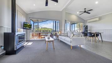 2 Bedroom Luxury Villa | Woonruimte | Een flatscreentelevisie