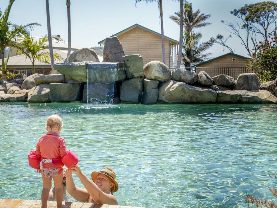 Una piscina al aire libre, tumbonas