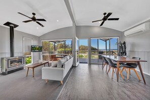 2 Bedroom Luxury Villa | Área de sala de estar | Televisión de pantalla plana
