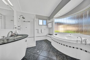2 Bedroom Luxury Villa | Baño | Ducha, artículos de higiene personal gratuitos, toallas y jabón