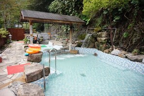 Outdoor spa tub - Hooja hotel (Ren'ai)