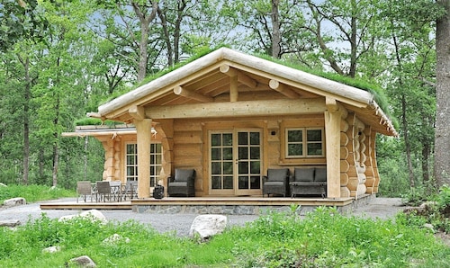 Beautiful and intimate cabin, open fireplace, close to nature. Pet friendly.