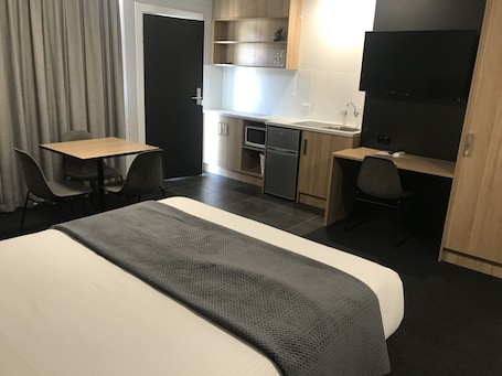 Refrigerador, microondas, cafetera/tetera, tetera/pava eléctrica