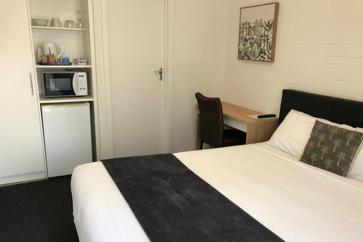 Economy Double Room, 1 Queen Bed | Desk, blackout curtains, iron/ironing board, free WiFi