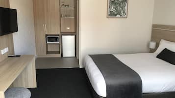Habitación Deluxe | Escritorio, cortinas blackout y tabla de planchar con plancha