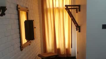 Escritorio, tabla de planchar con plancha, wifi gratis y ropa de cama