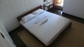 Bureau, fer et planche à repasser, Wi-Fi gratuit, draps fournis