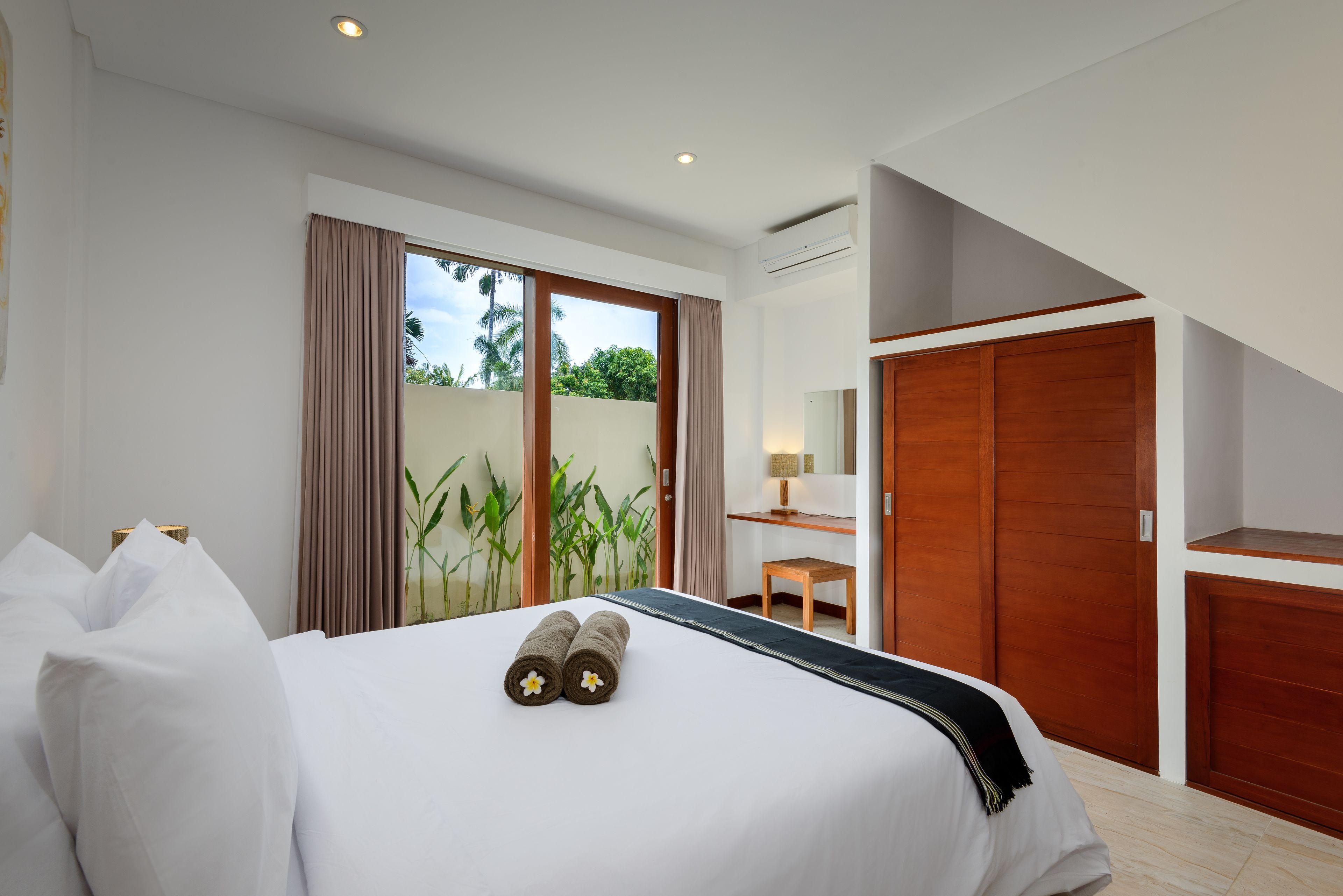 deluxe duplex, 2 bedrooms, kitchen, poolside | 2 bedrooms, in-room safe, blackout curtains, iron/ironing board