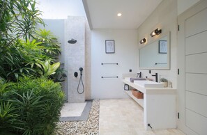 Exclusive-Villa, 3 Schlafzimmer, eigener Pool, am Strand | Badezimmer | Dusche, kostenlose Toilettenartikel, Haartrockner, Handtücher