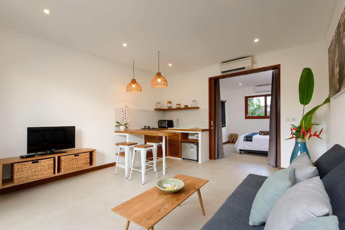 deluxe apartment, 1 bedroom, kitchen, poolside | living area | 32-inch flat-screen tv with cable channels, tv