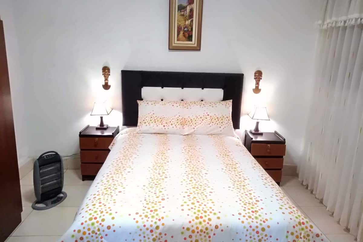 Habitación doble, 1 cama matrimonial, para no fumadores | Cortinas blackout, tabla de planchar con plancha y wifi gratis
