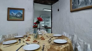 تناول الطعام داخل الغرفة
