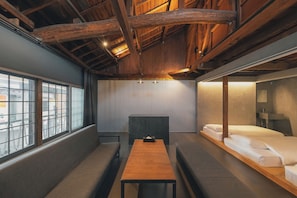 Deluxe-Zimmer, 6 Schlafzimmer, Nichtraucher (Street View_Former Confectionery Shop) | Kostenloses WLAN, Bettwäsche