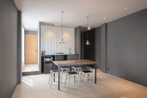 Deluxe Room with 6 Beds, Non Smoking | Living area