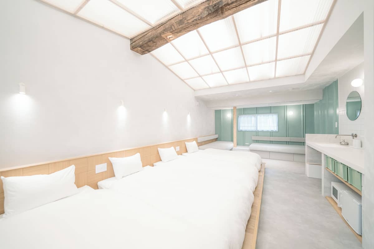 Deluxe Room with 6 Beds, Shopping Street View, Non Smoking | Free WiFi, bed sheets