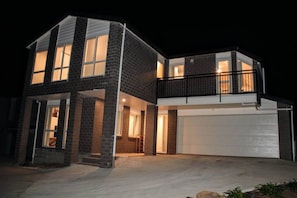 Front of property - evening/night - Sunny Daze (Auckland)