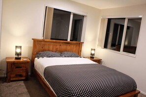 4 bedrooms, iron/ironing board, free WiFi, bed sheets - Sunny Daze (Auckland)
