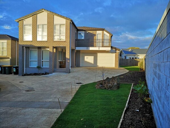 Front of property - Sunny Daze (Auckland)