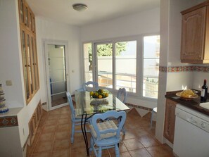 Dining - Comfort, prime location, WIFI & air con. (Nerja)
