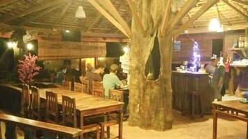 供应早餐、午餐和晚餐,本地与国际菜