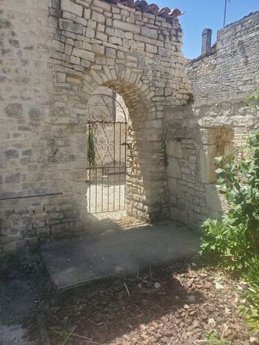Une propriété en pierre magnifiquement restaurée donnant sur la magnifique rivière Charente.