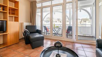 Fernseher, Bücher, Stereoanlage