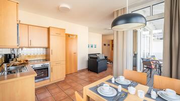 Kühlschrank, Mikrowelle, Ofen, Herdplatte