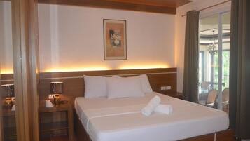 Minibar, escritorio, wifi gratis y ropa de cama