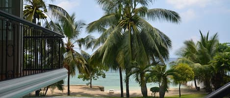 Una piscina al aire libre, sillones reclinables de piscina