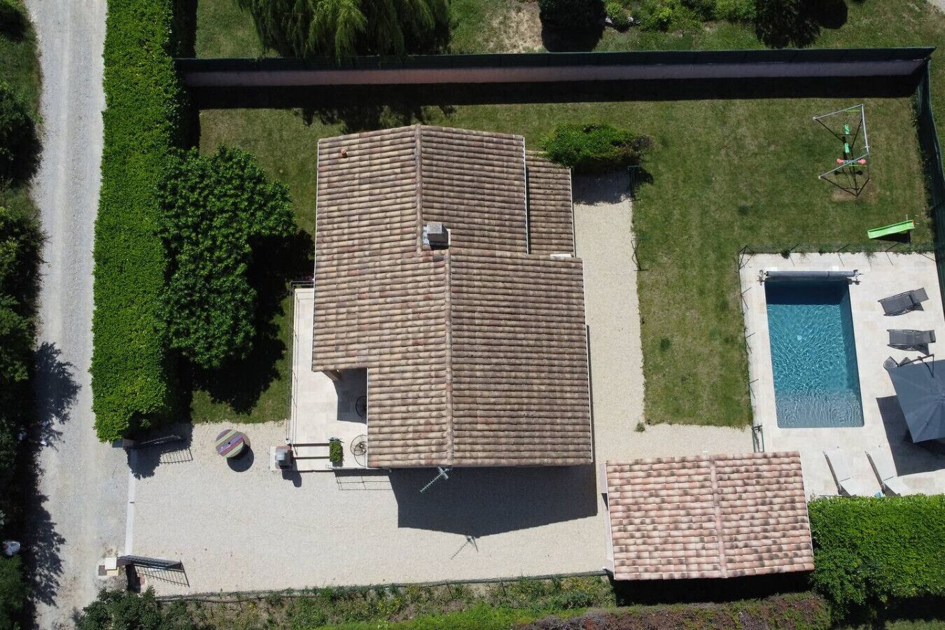 Een buitenzwembad en een verwarmd zwembad