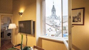 A room with a TV, a window with a view of a building, a framed picture, and a lamp. - Penthouse with fantastic views of the monuments of Rome!
Free wi-fi (Roma)