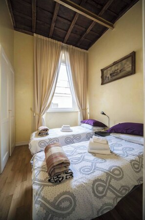 3 chambres, bureau, fer et planche à repasser, lit parapluie