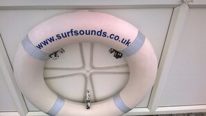 Une bouée de sauvetage avec l’adresse du site web www.surfsounds.co.uk.