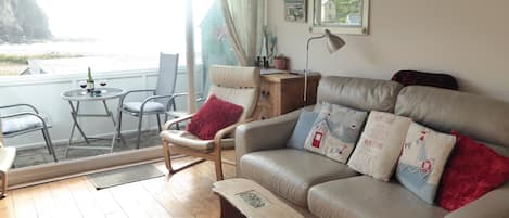 Smart TV, books, stereo