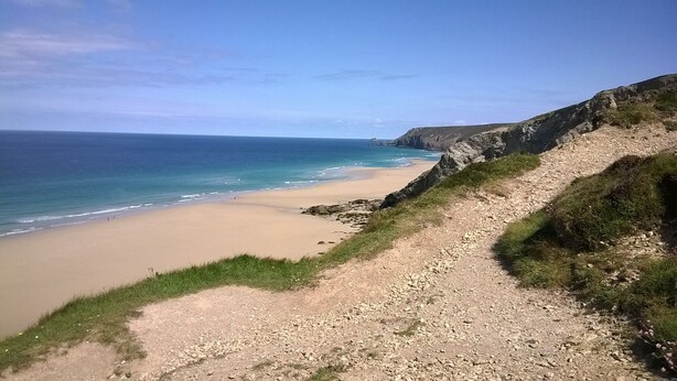 A coastal landscape with a sandy beach, rocky cliffs, and a clear blue sky. - Beach side Accommodation, Porthtowan, SATURDAY CHANGEOVER ONLY (Porthtowan)