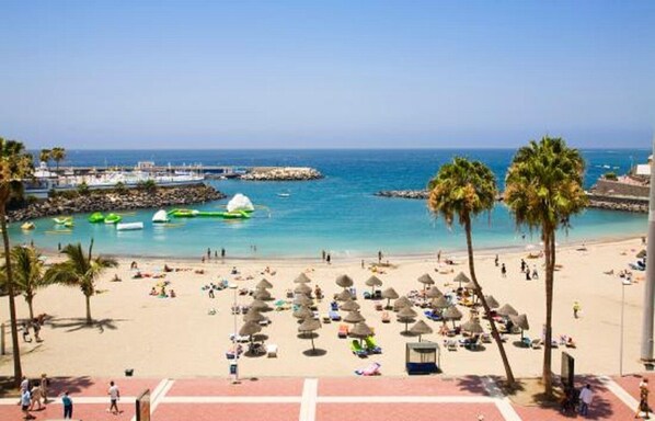 Ubicación cercana a la playa y toallas de playa