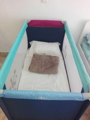 1 dormitorio, escritorio, tabla de planchar con plancha y wifi