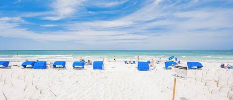 Plage, chaises longues, serviettes de plage