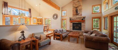 Smart TV, chimenea, reproductor de DVD y libros