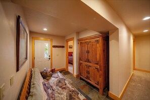 4 Schlafzimmer, Schreibtisch, Bügeleisen/Bügelbrett, Reisekinderbett