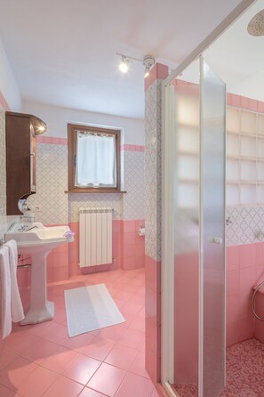 Dusche, Haartrockner, Bidet, Handtücher